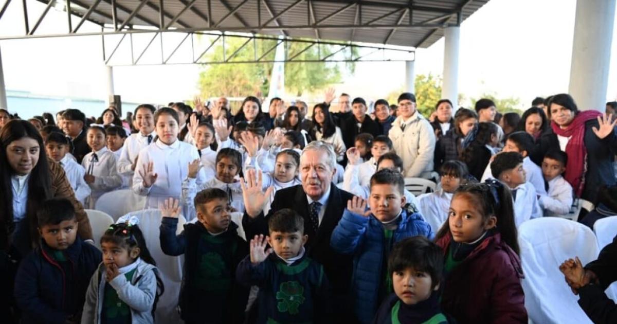 El gobernador Suaacuterez inauguroacute obras educativas y realizoacute la entrega de viviendas sociales en Siliacutepica