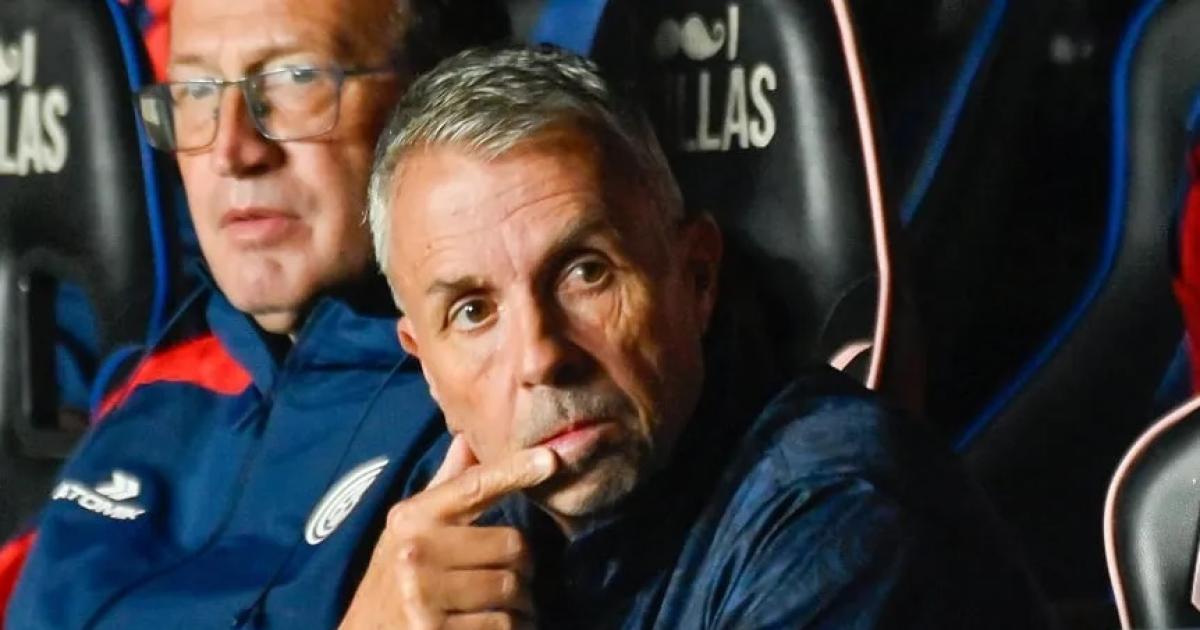 Gustavo Aacutelvarez presentoacute su renuncia como teacutecnico a horas de comenzar la pretemporada