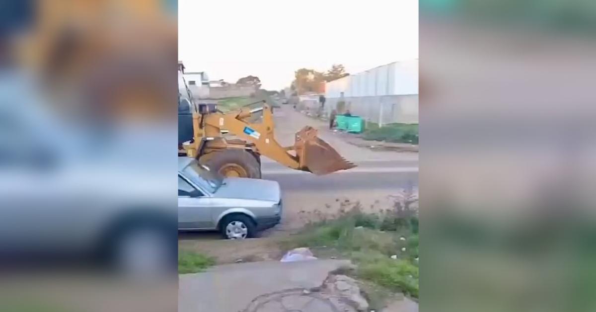 VIDEO INSOacuteLITO Manejoacute borracho una retroexcavadora chocoacute a siete autos y fue reducido por vecinos