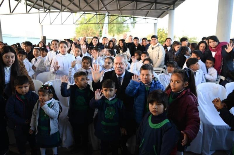 El gobernador Suaacuterez inauguroacute obras educativas y realizoacute la entrega de viviendas sociales en Siliacutepica
