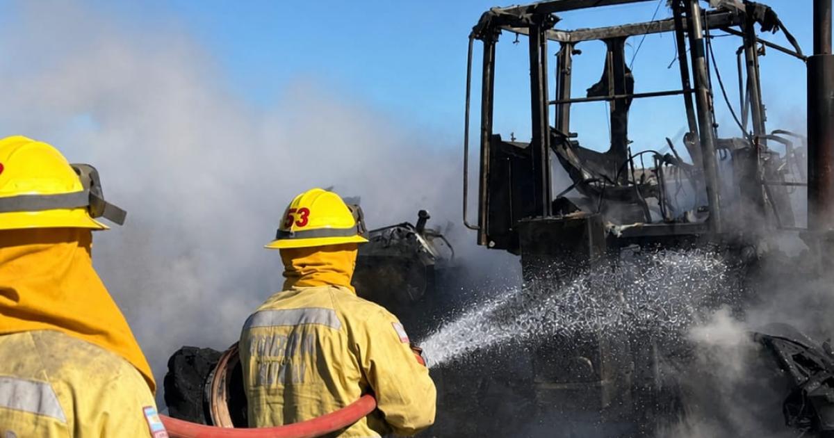 Se incendioacute un tractor mientras trabajaba a la vera de la Ruta 116