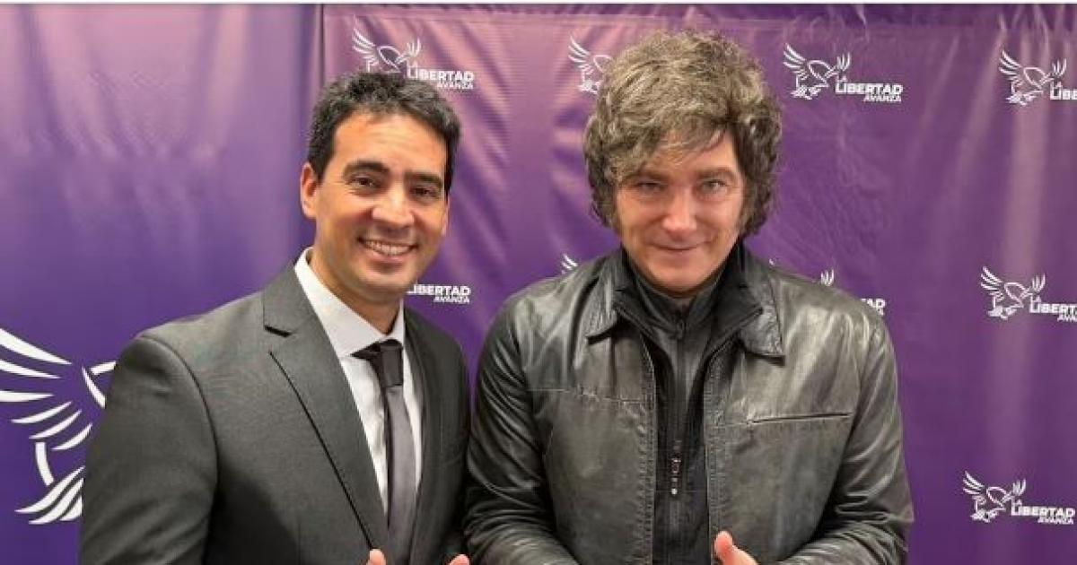 Milei presentoacute a Adriaacuten Ravier como nuevo vocero y destacoacute su rol en la batalla cultural