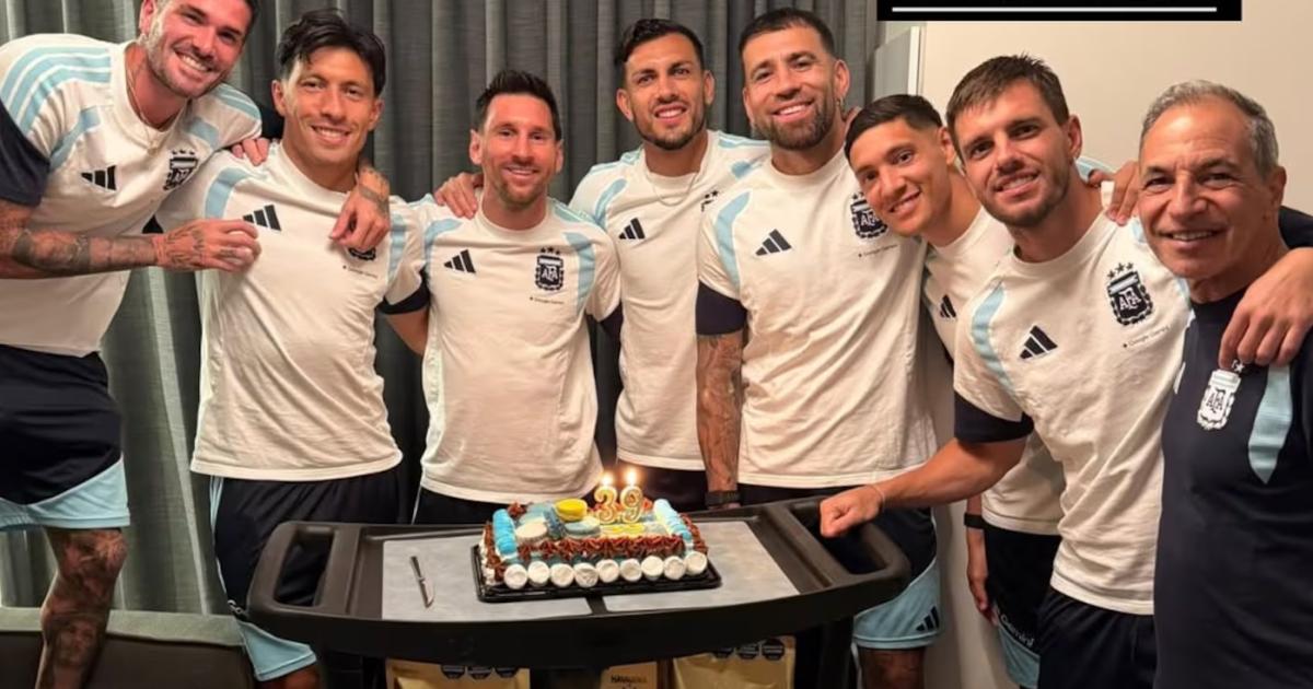 La torta especial que recibioacute Messi por sus 39 antildeos en la concentracioacuten argentina
