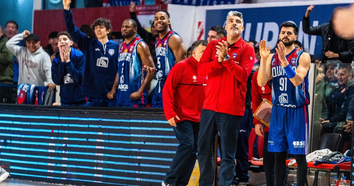 Lucas Victoriano seguiraacute siendo el coach de Quimsa