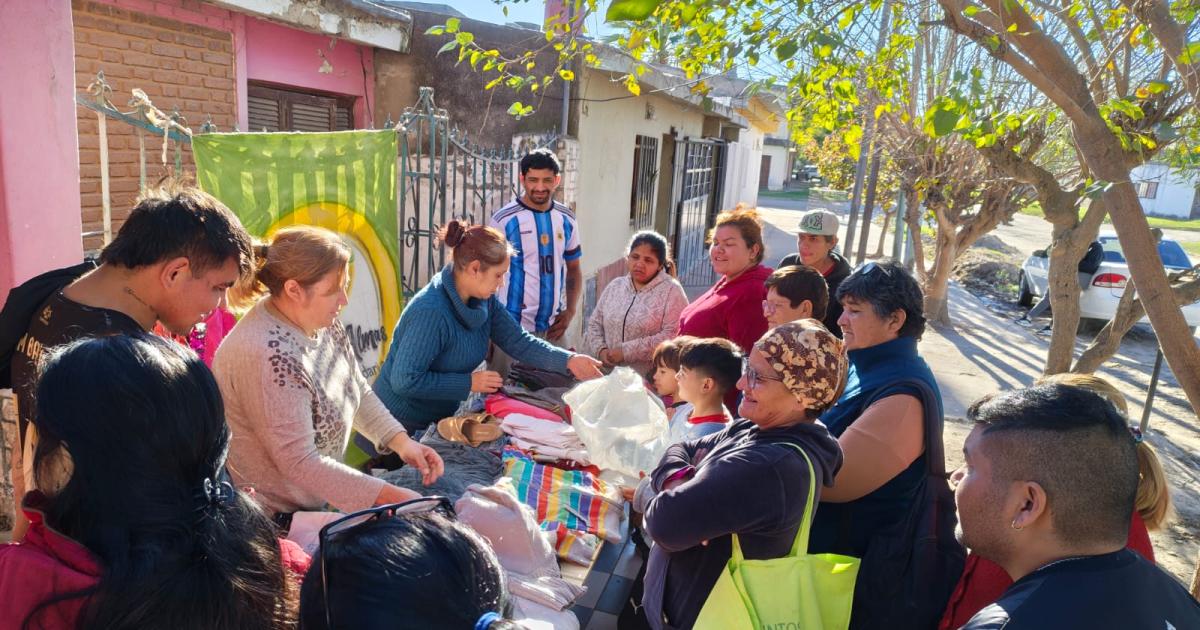 El Roperito Solidario Abrigando Almas continuacutea recorriendo los barrios llevando ayuda y esperanza