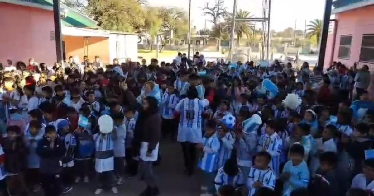 De Capital al interior- alumnos santiaguentildeos le cantaron el feliz cumpleantildeos a Messi en sus 39 antildeos