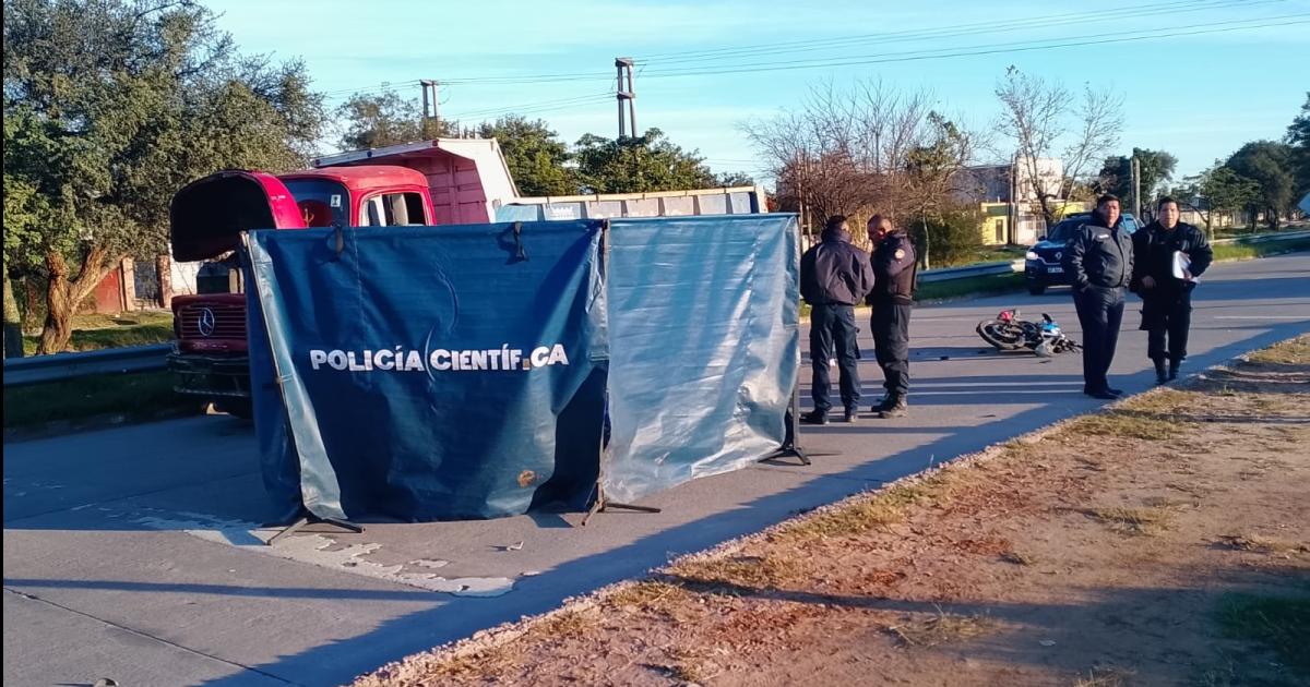 TRAGEDIA- El empleado de carnicería falleció casi en el acto tras estrellarse contra la parte trasera del camión en Leopoldo Lugones a pocos metros de Solís