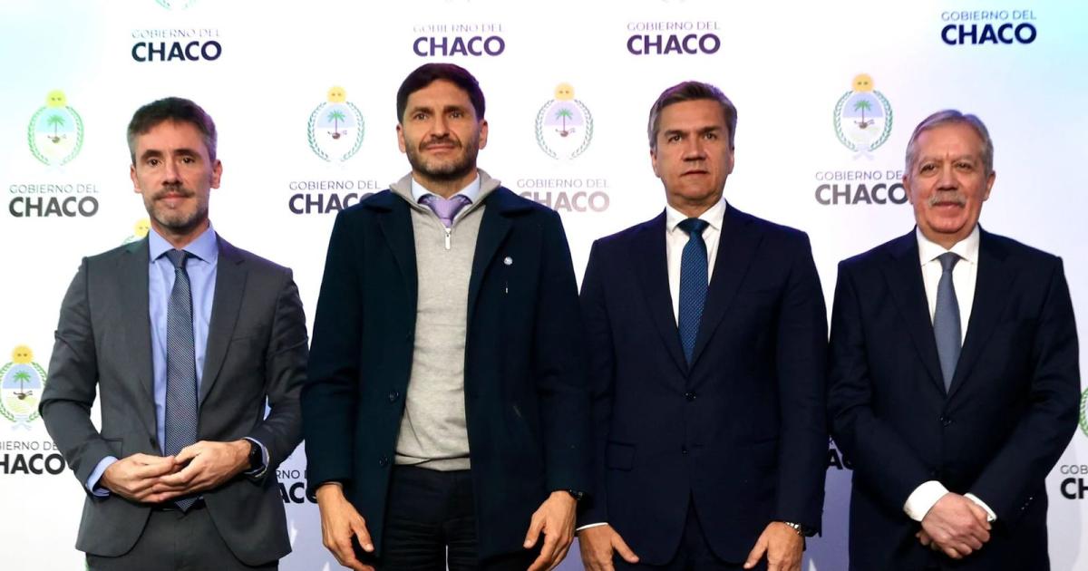 Eliacuteas Suaacuterez firmoacute un convenio para fortalecer el plan hiacutedrico de los Bajos Submeridionales