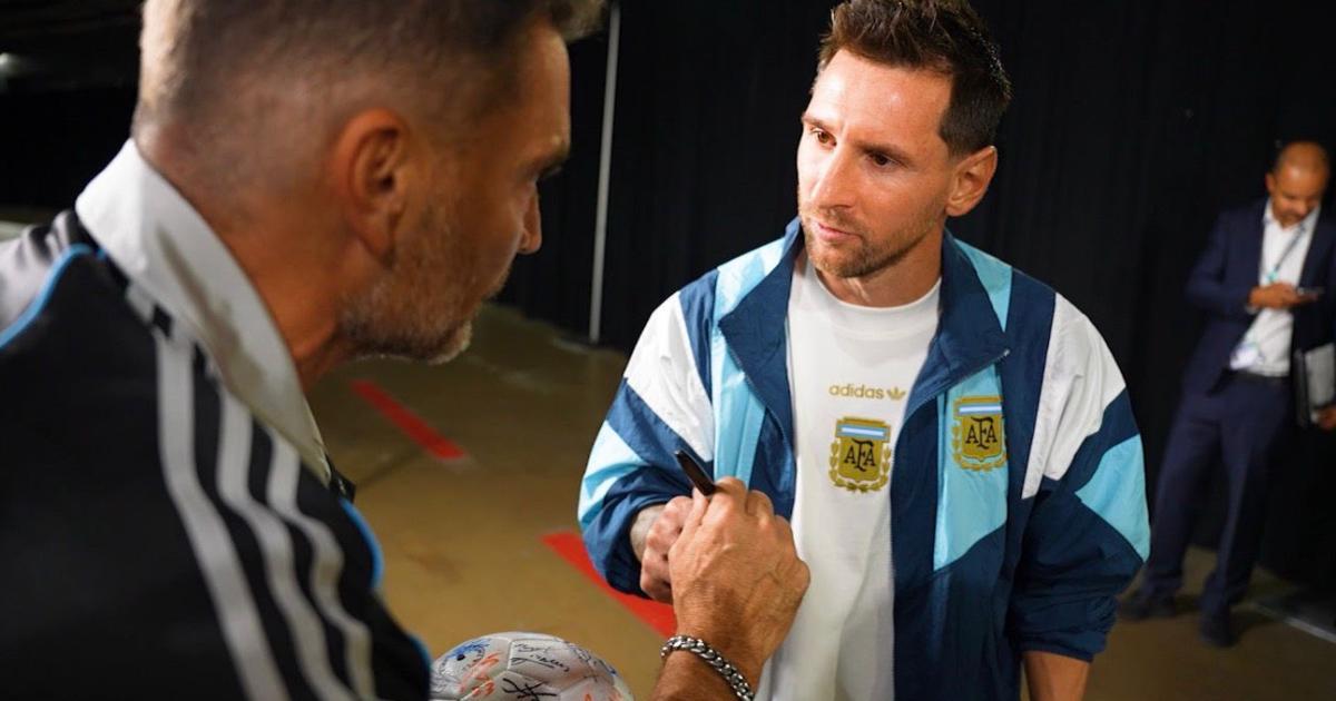 Entregan a Messi estampa de la Virgen de Guadalupe 