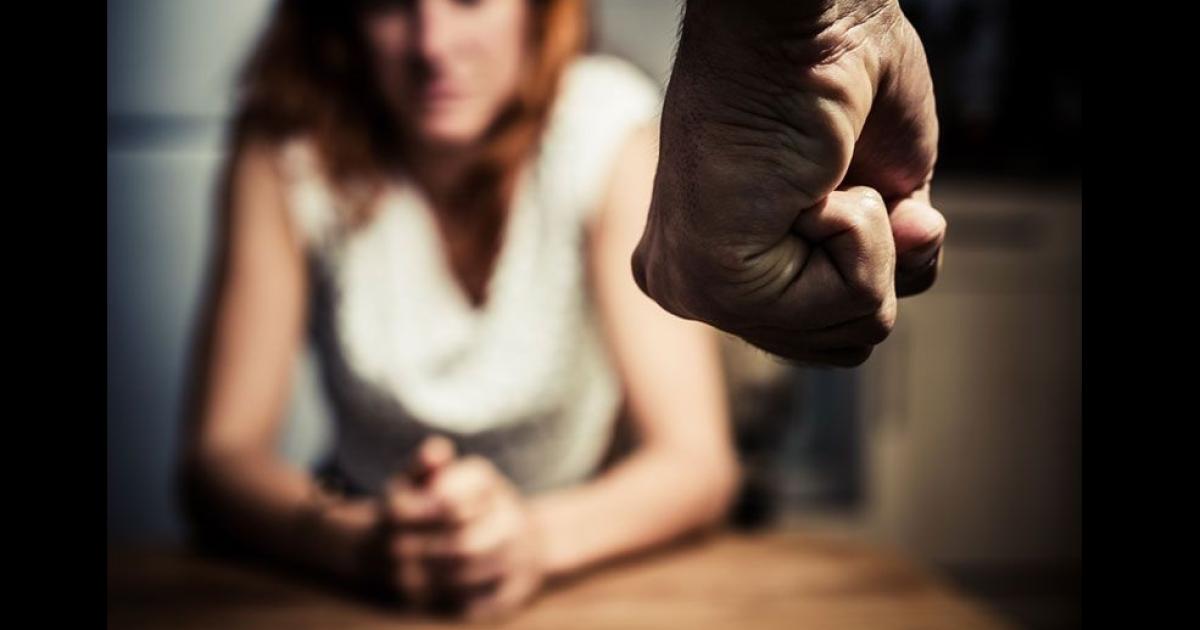Un hombre golpeoacute salvajemente a su expareja hasta dejarla inconsciente