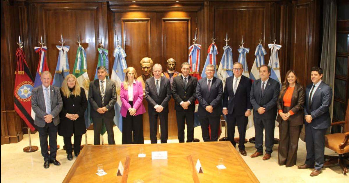 Vicegobernadores del Norte Grande hicieron una visita protocolar al gobernador Eliacuteas Suaacuterez