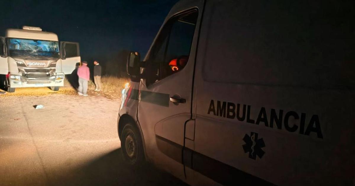 Choque entre dos camiones dejoacute un conductor herido