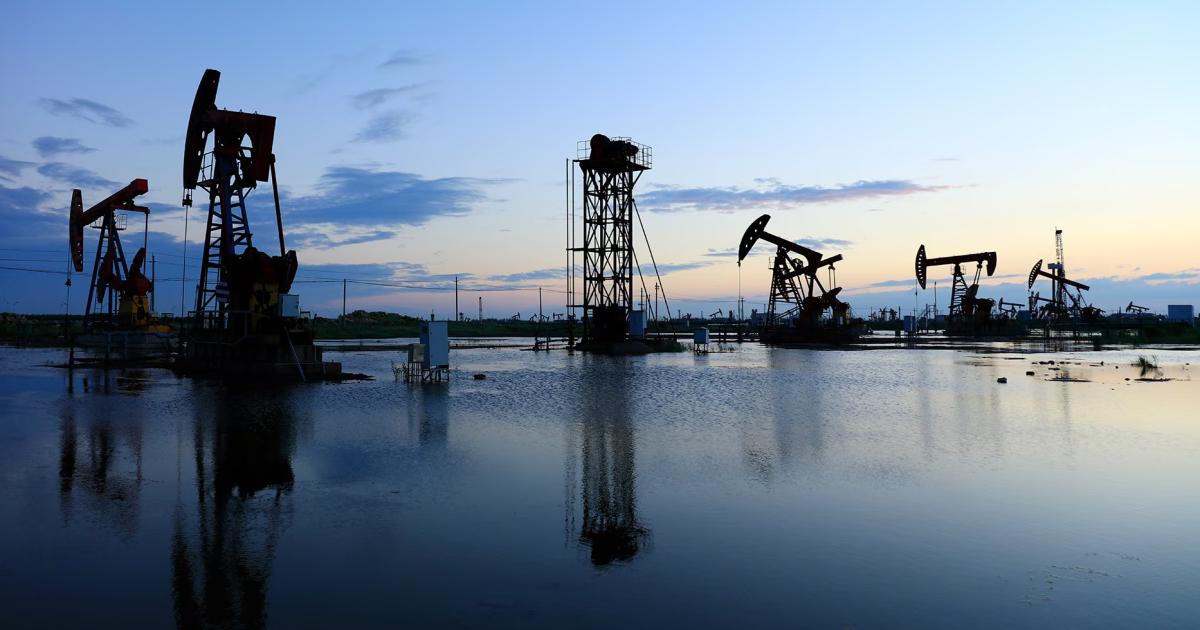 El petroacuteleo baja y el barril ronda los US70- queacute pasaraacute con los combustibles en Argentina