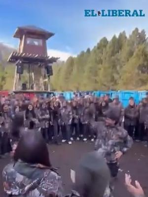 Un grupo de egresados sorprendioacute durante su viaje de estudios al bailar Gustito a Mistol