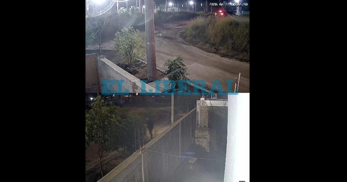 VIDEO  Ladrones quedaron filmados tras sustraer una garrafa y huir en un auto