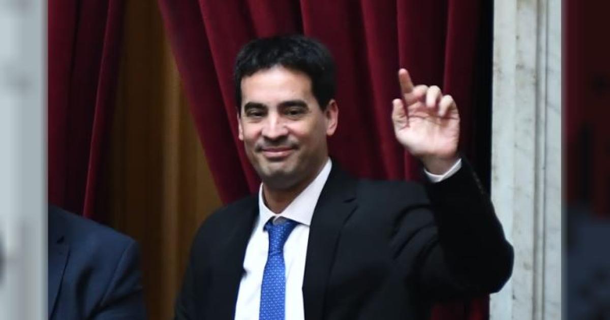 En su debut como vocero presidencial Adriaacuten Ravier aseguroacute que es un honor ser la voz de Javier Milei