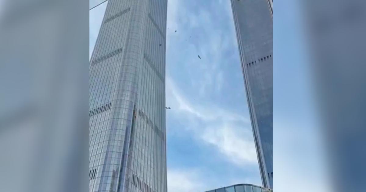 Una avioneta chocoacute contra la Torre Citic de Beijing dejoacute viacutectimas fatales y obligoacute a evacuar la zona