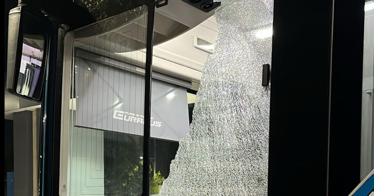 Un colectivo de la liacutenea eleacutectrica municipal sufrioacute un acto de vandalismo durante su recorrido