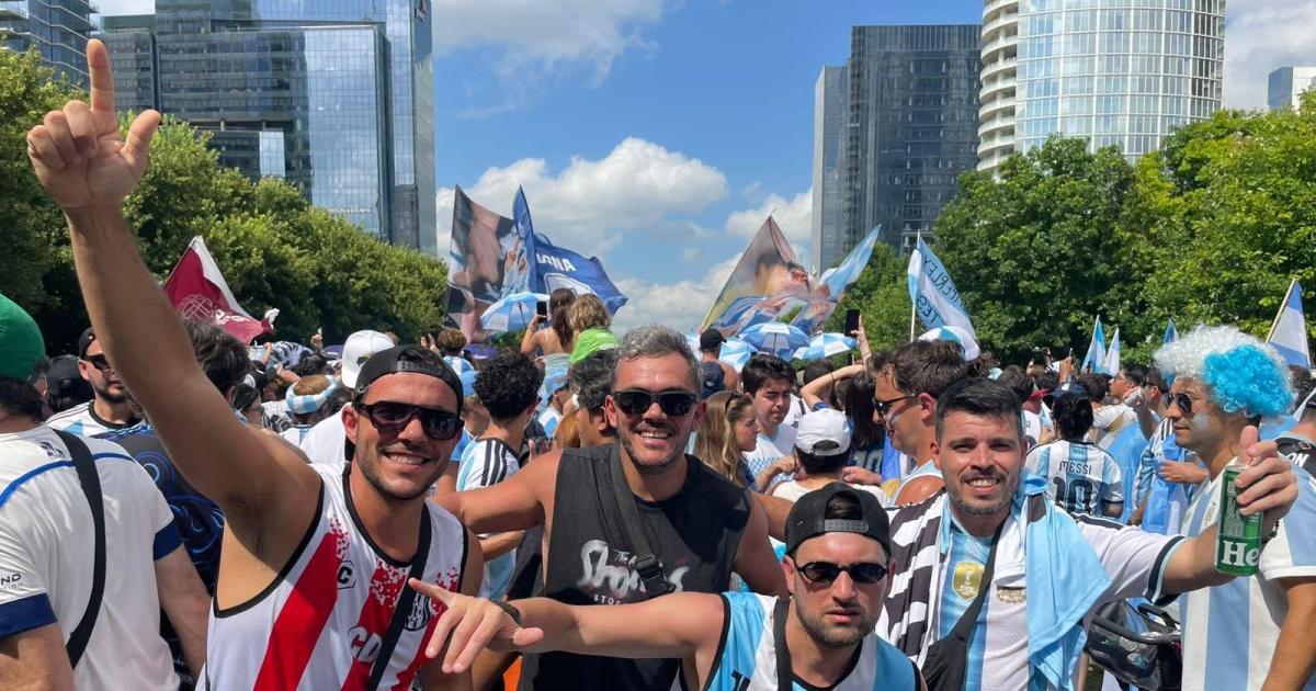 El banderazo concentroacute una multitud de hinchas argentinos para alentar al equipo