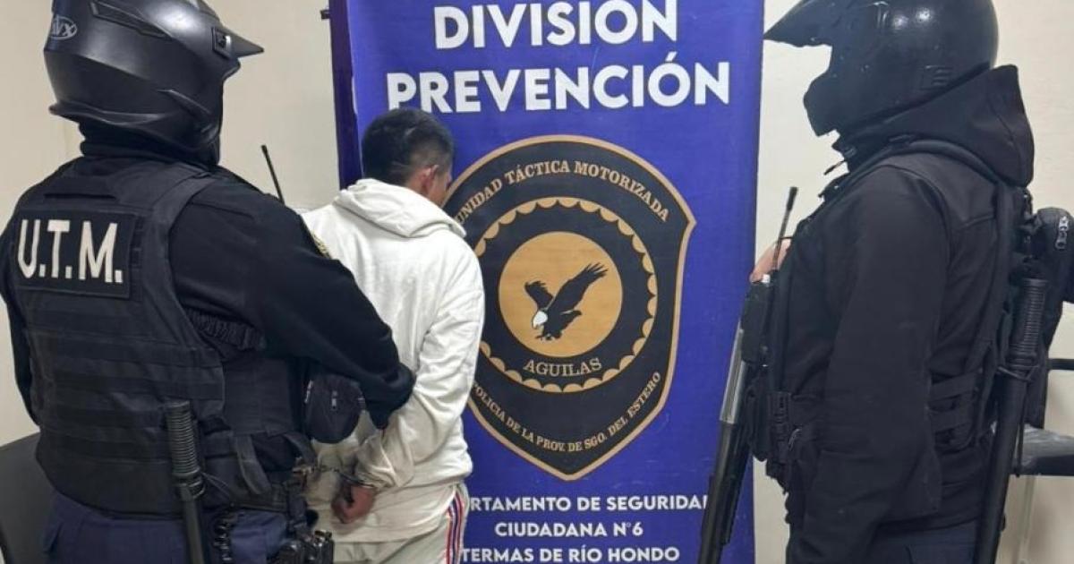 Salvaje- un empleado puacuteblico arrastroacute de los cabellos a su esposa una municipal bandentildea y le dio una golpiza