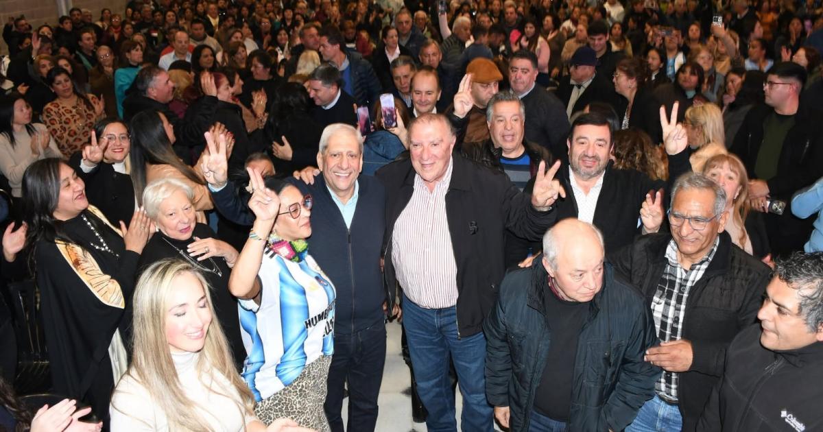 Multitudinario lanzamiento a la reeleccioacuten de Humberto Salim en Friacuteas