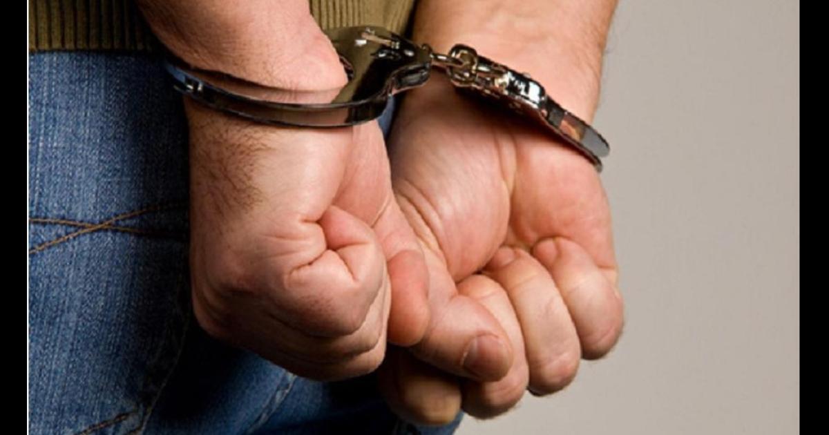 Un agente penitenciario golpeoacute a su pareja y ocasionoacute destrozos su departamento