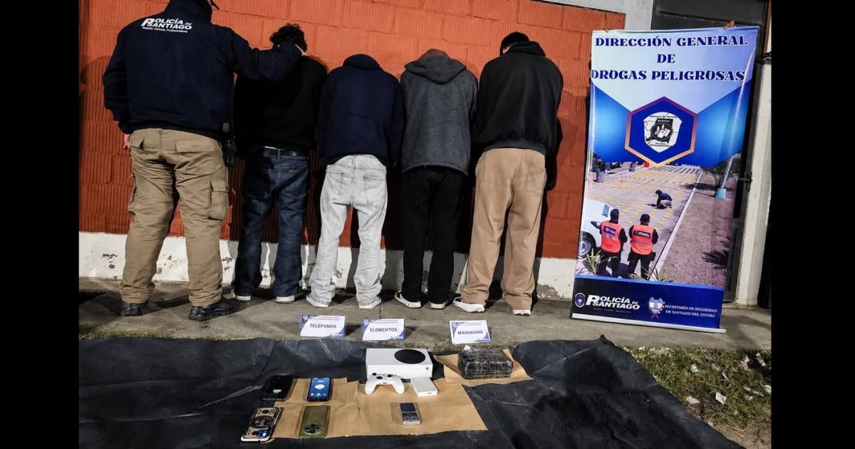 Sorprenden a cuatro joacutevenes con maacutes de un kilo de marihuana