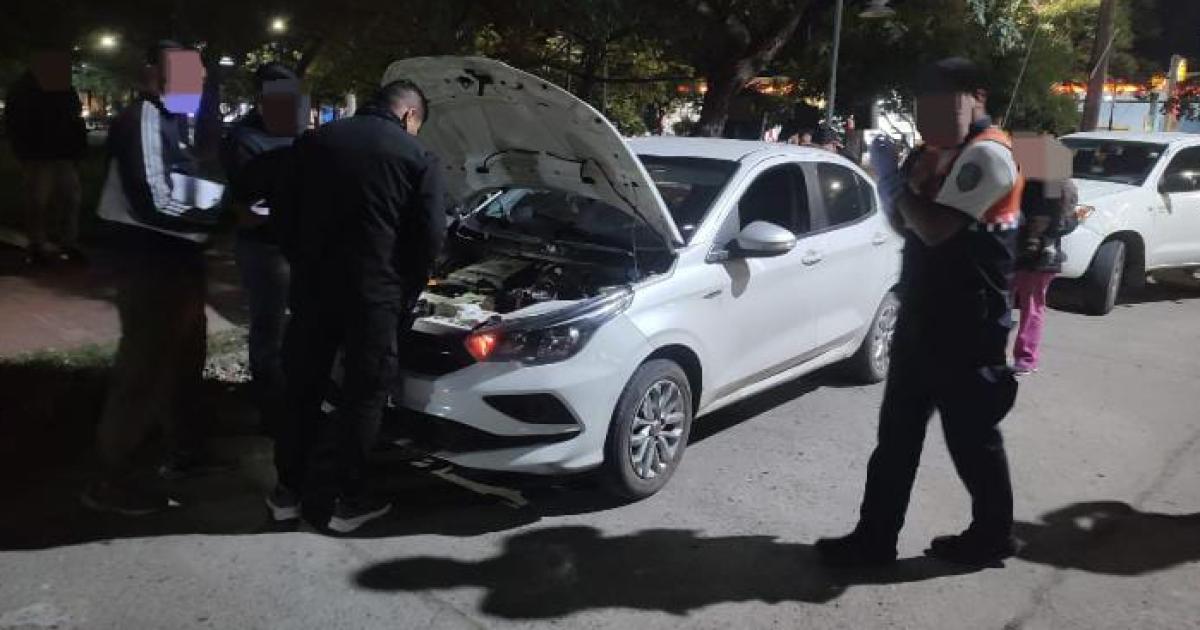 Detienen a dos tucumanos con un auto robado en Coacuterdoba