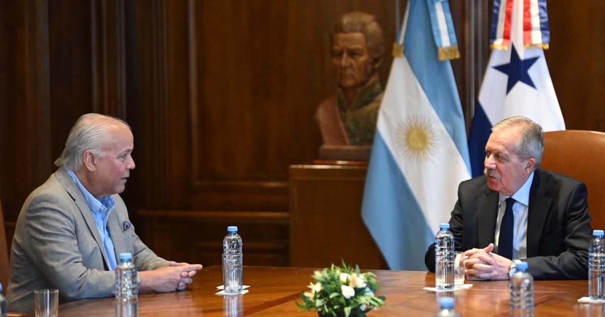 El gobernador Eliacuteas Suaacuterez recibioacute al embajador de Panamaacute en Argentina