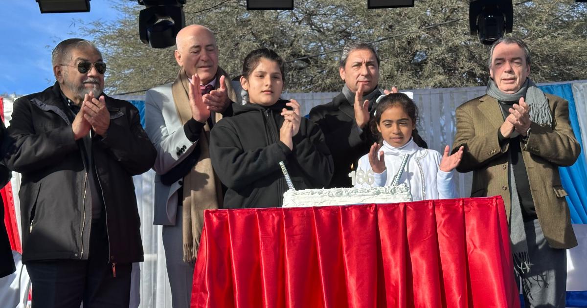 Silva Neder encabezoacute los actos por el 186deg  aniversario de El Zanjoacuten