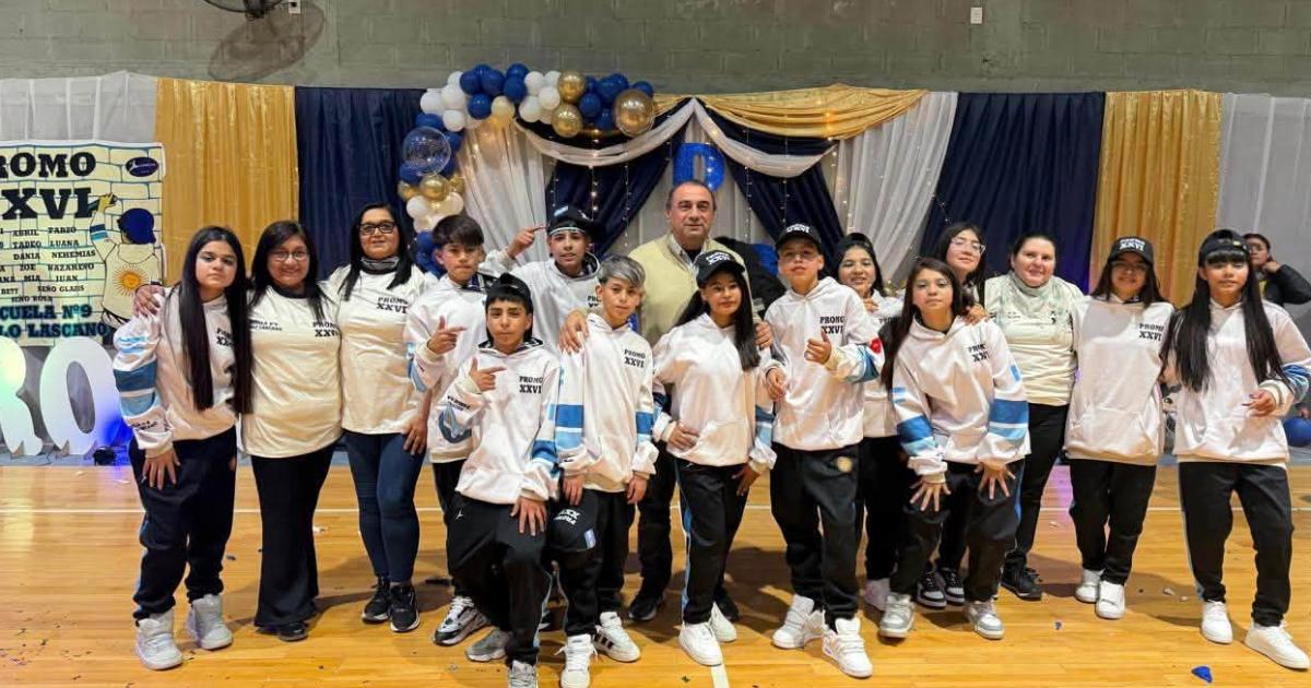 Presentan camperas alumnos del colegio Prof Julio Olivera