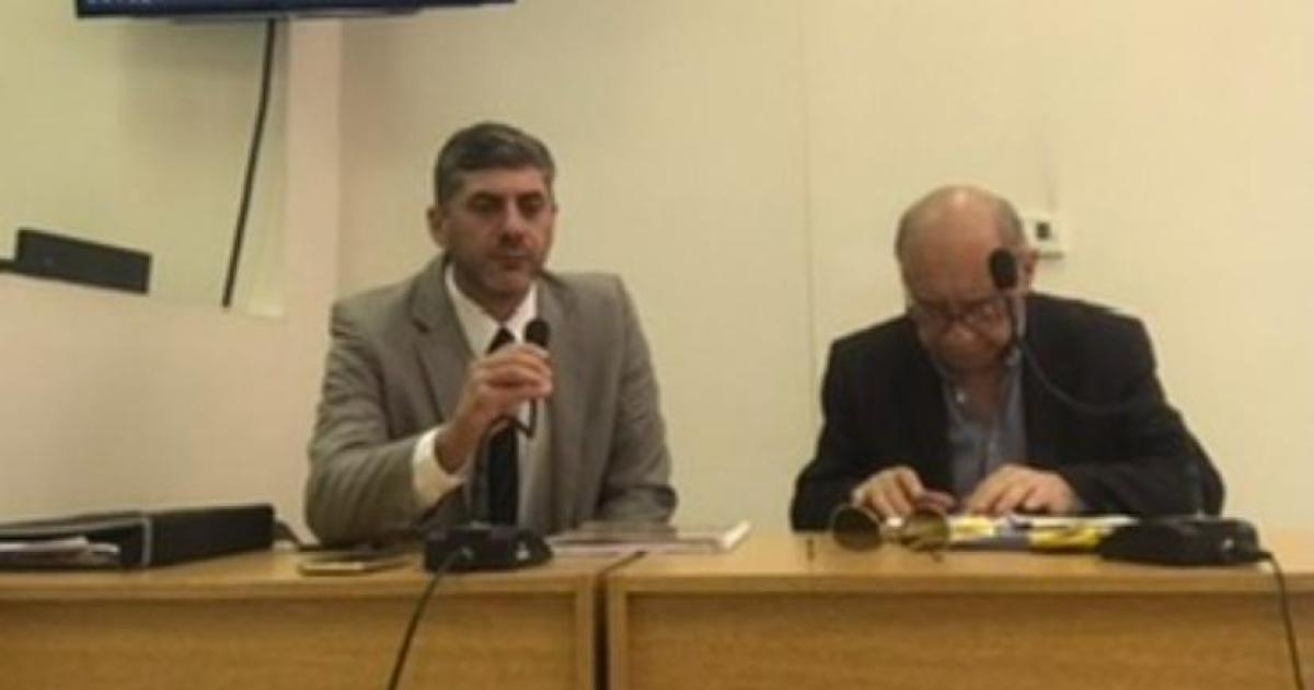 DEFENSA Los dres Emiliano y Martín Aguirre representaron al uniformado