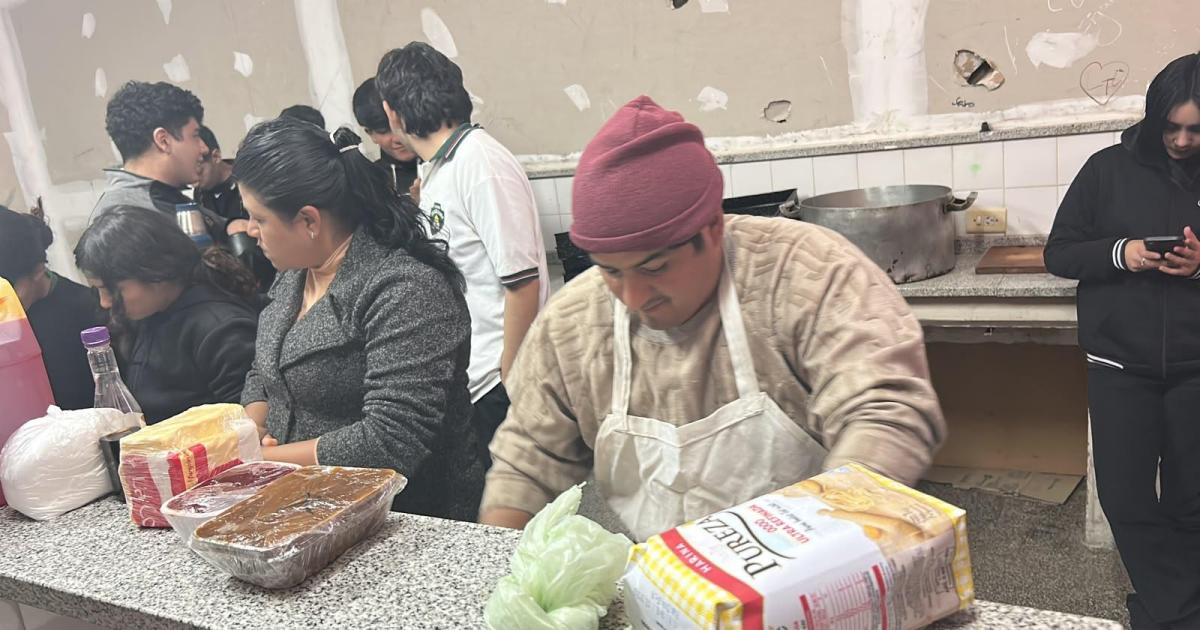 Alumnos practican coacutemo trabajar en la sociedad comercial