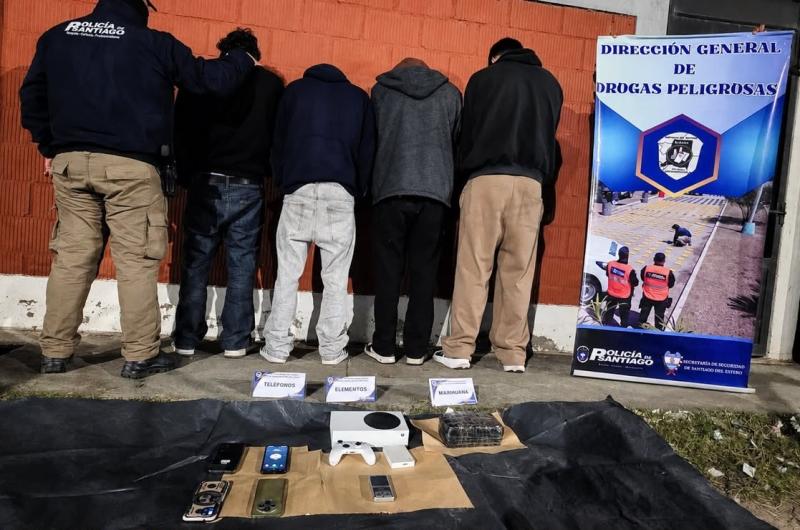 Sorprenden a cuatro joacutevenes con maacutes de un kilo de marihuana