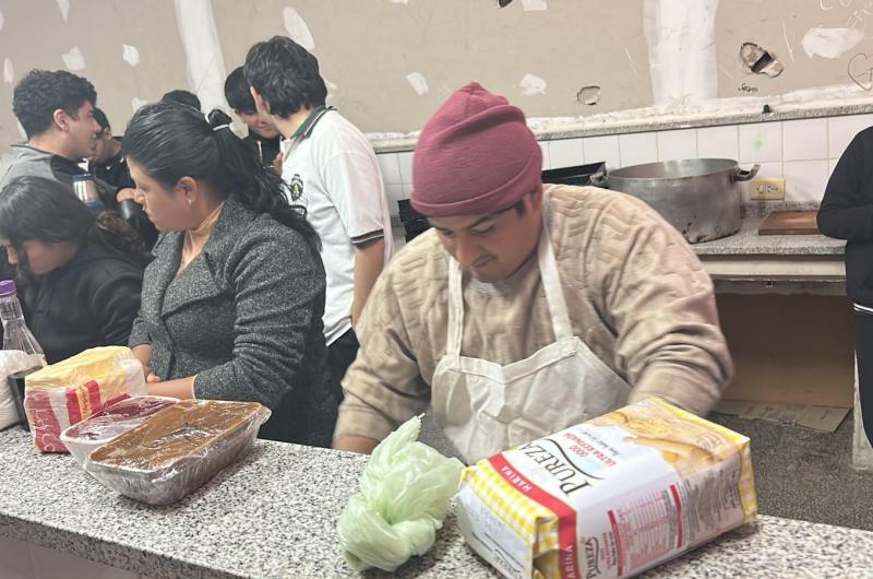 Alumnos practican coacutemo trabajar en la sociedad comercial