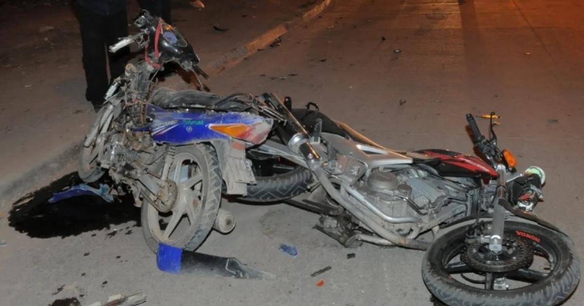 Dos conductores luchan por su vida luego de protagonizar un grave accidente