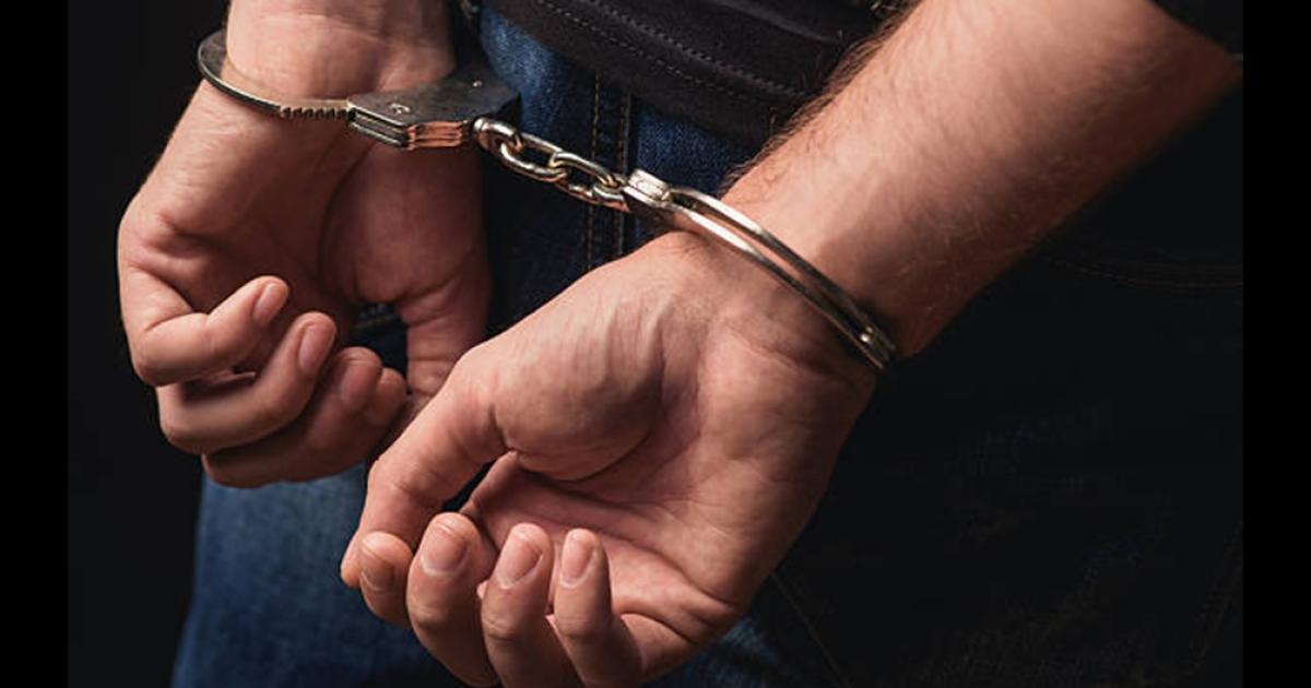 Un hombre fue detenido en pleno centro tras intentar robar pertenencias de una moto