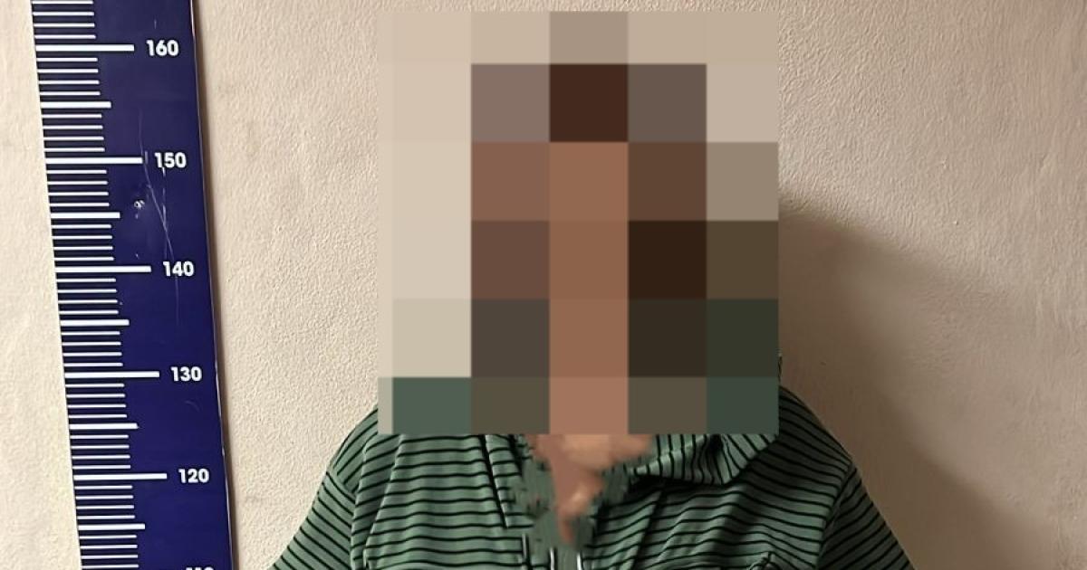 Detienen a una mujer acusada de robar prendas en tres comercios