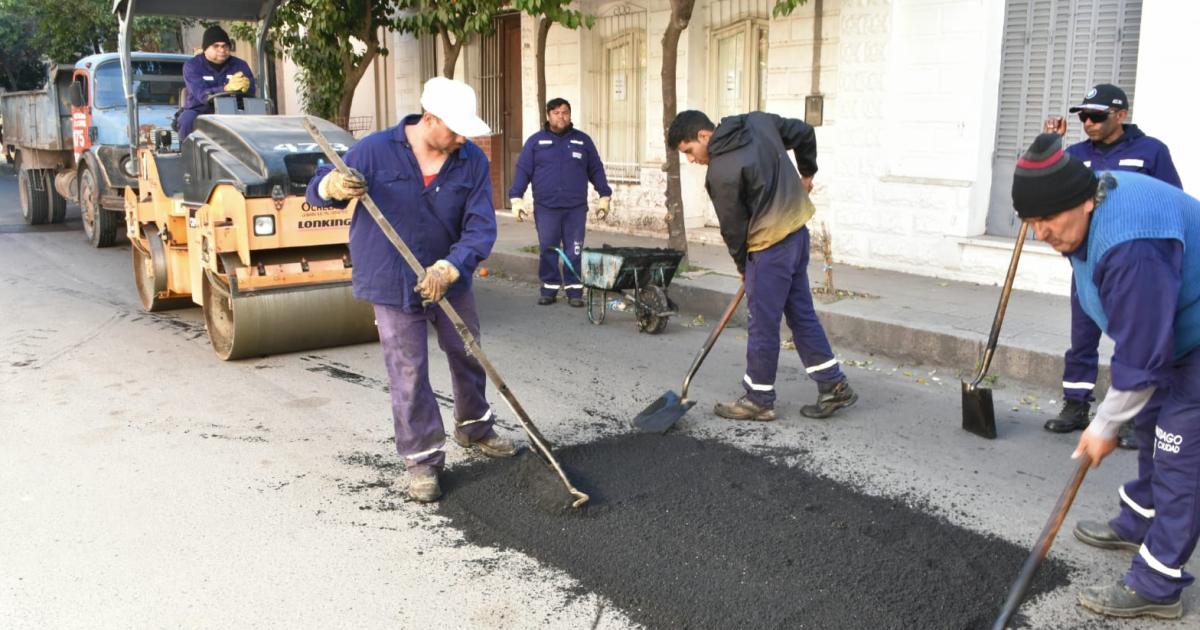 La capital trabajoacute durante el domingo en el mantenimiento de calles en el microcentro