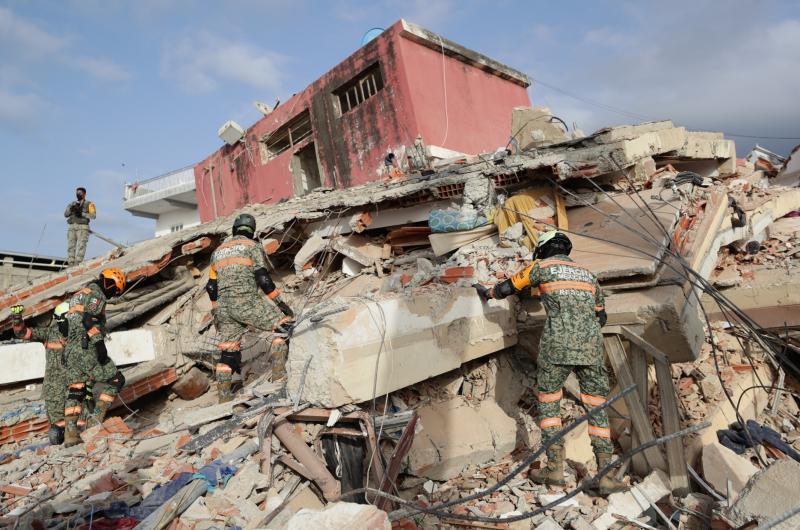 Una reacuteplica de 49 sacudioacute a Venezuela y causoacute paacutenico en plenas tareas de rescate tras los traacutegicos terremotos