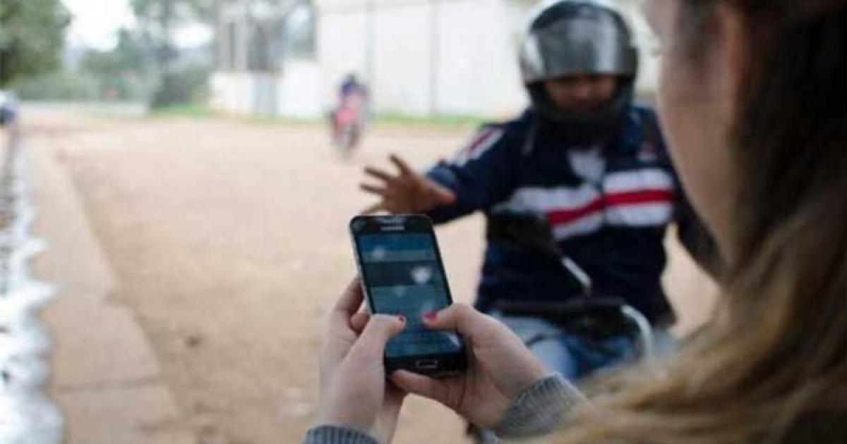Una mujer denuncioacute a su expareja por arrebatarle el celular en una parada de colectivos