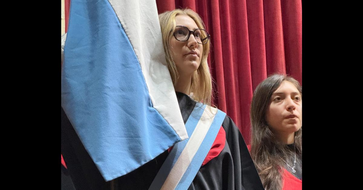 Orgullo santiaguentildeo en Coacuterdoba- Luciacutea Diacuteaz Achaacuteval es la nueva abanderada de la Facultad de Derecho de la UNC