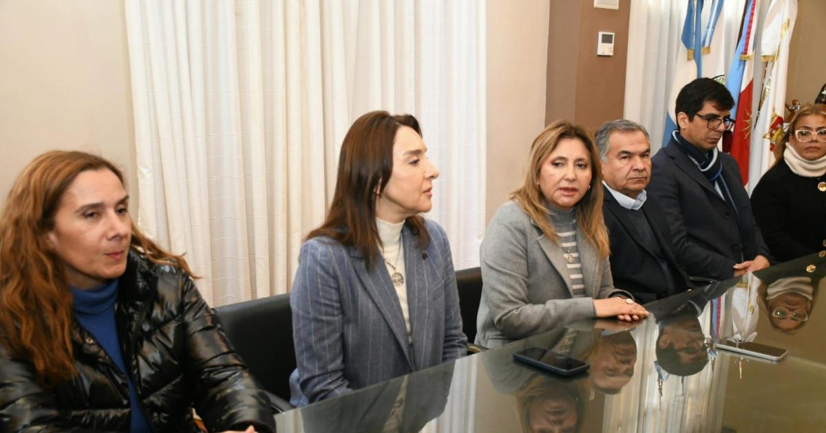 La intendente Fuentes y la ministra de Educacioacuten Nassif firmaron convenios para praacutecticas profesionalizantes