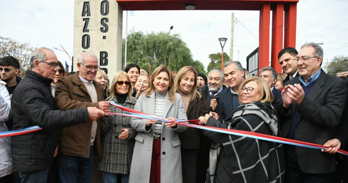 La intendente Fuentes y el secretario Benavente inauguraron la nueva plazoleta Hermanos Briz en el barrio Jardiacuten