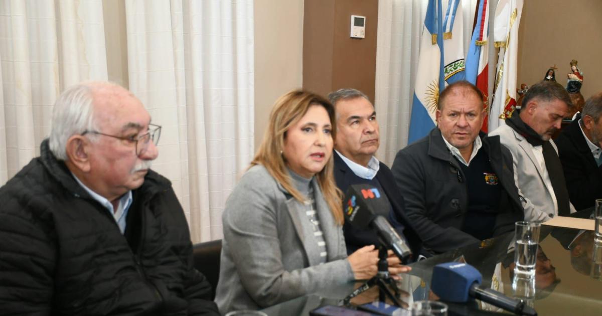 La intendente Fuentes junto a funcionarios provinciales anuncioacute la agenda del rugby para la Madre de Ciudades