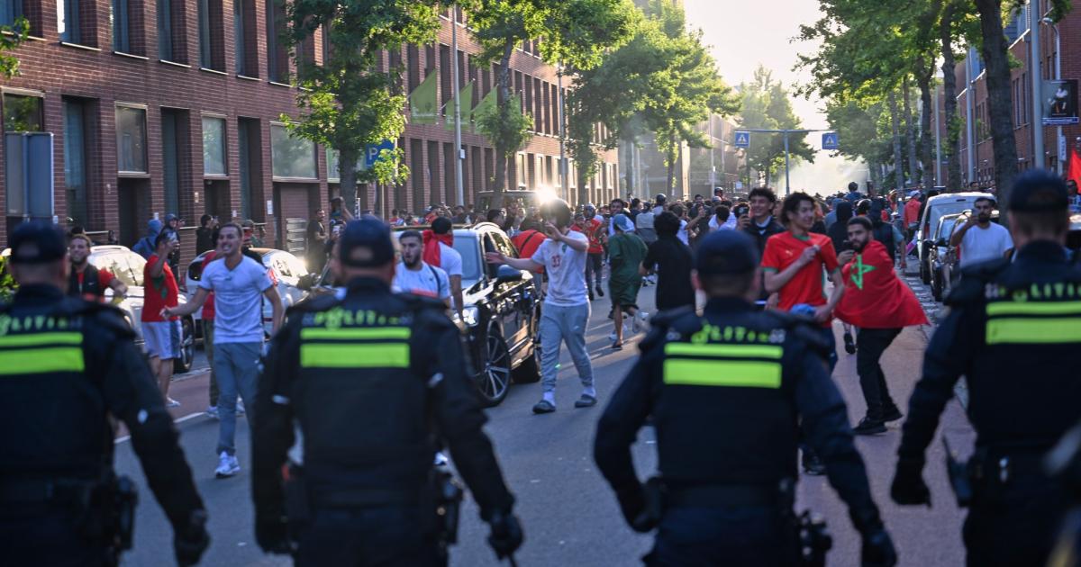 Graves incidentes en Paiacuteses Bajos tras la eliminacioacuten del Mundial