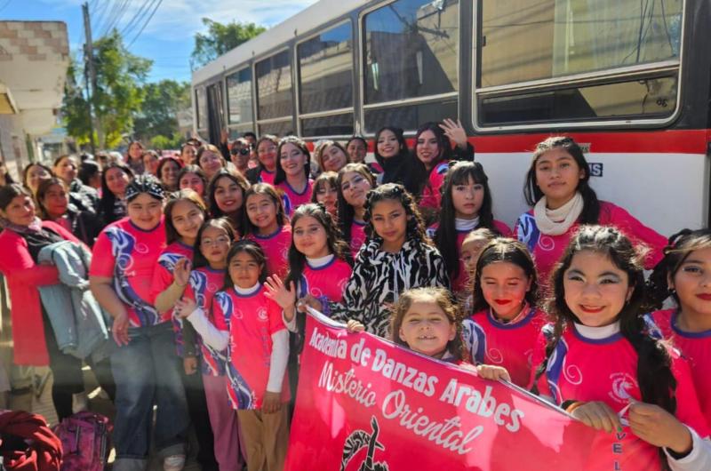La academia municipal de danzas aacuterabes de Beltraacuten brilloacute en un certamen