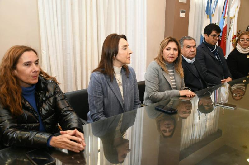 La intendente Fuentes y la ministra de Educacioacuten Nassif firmaron convenios para praacutecticas profesionalizantes