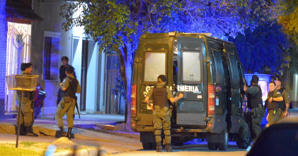MADRUGADOS- Los siete federales tucumanos han sido apresados a las cinco de la madrugada en Pellegrini Luego cayeron dos coordinadores de tours Todo el dinero estaba marcado por los organismos de inteligencia nacional