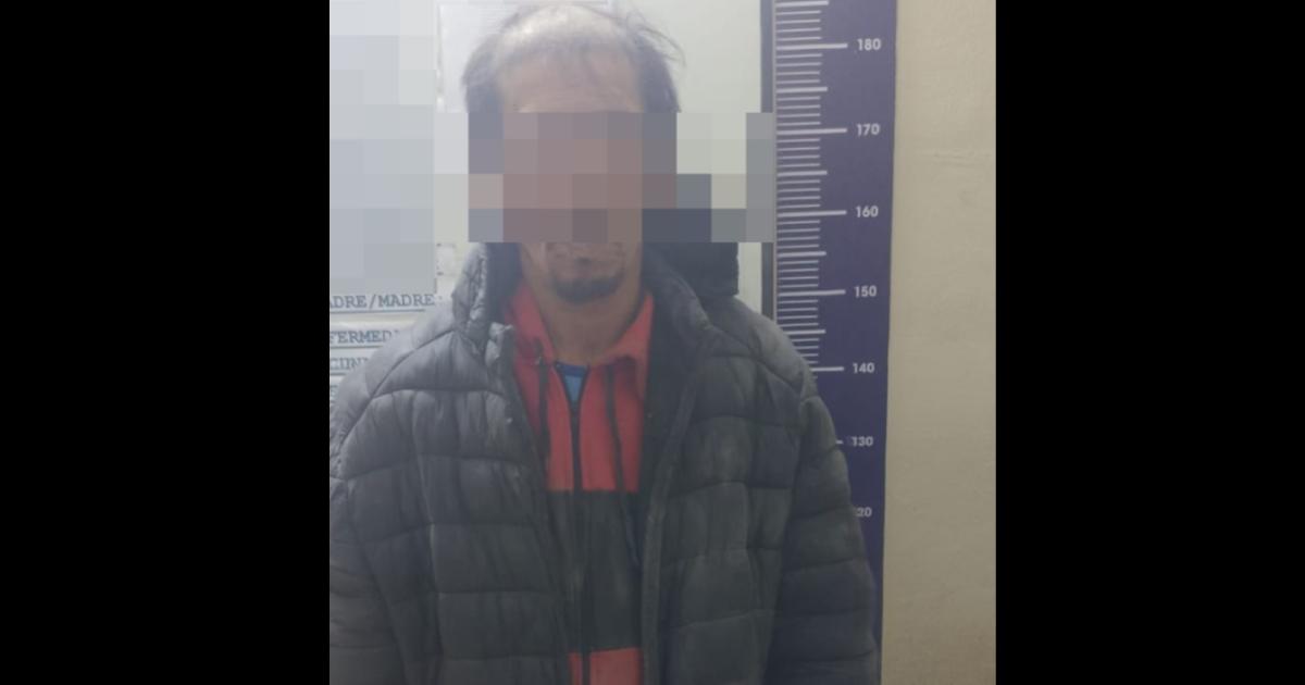Atrapan a un hombre cuando robaba mercaderiacutea de un camioacuten de reparto